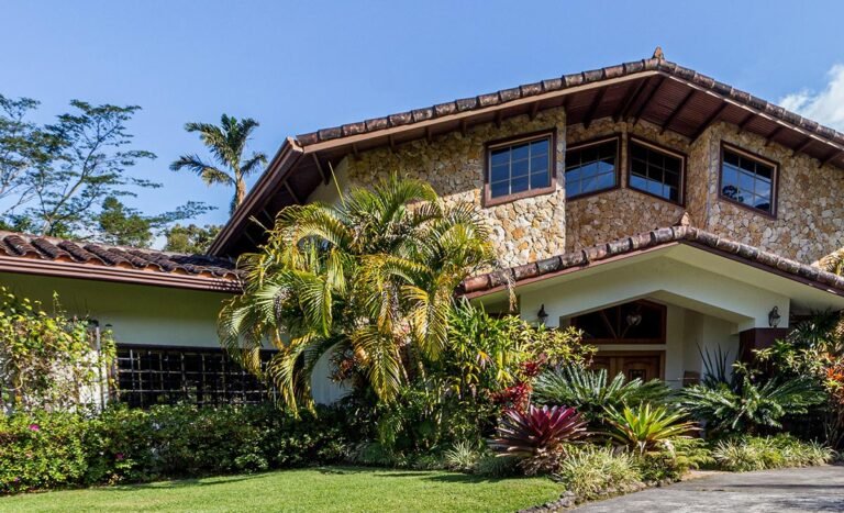 Casa con palmeras y jardin