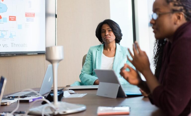 Dos personas en medio de una compra venta