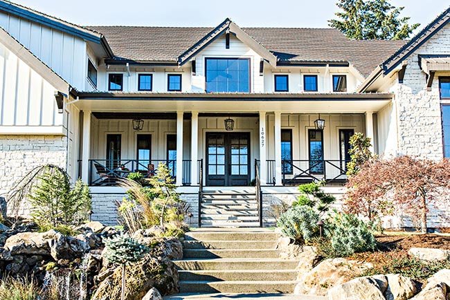 Casa de 2 pisos con jardin en la entrada principal