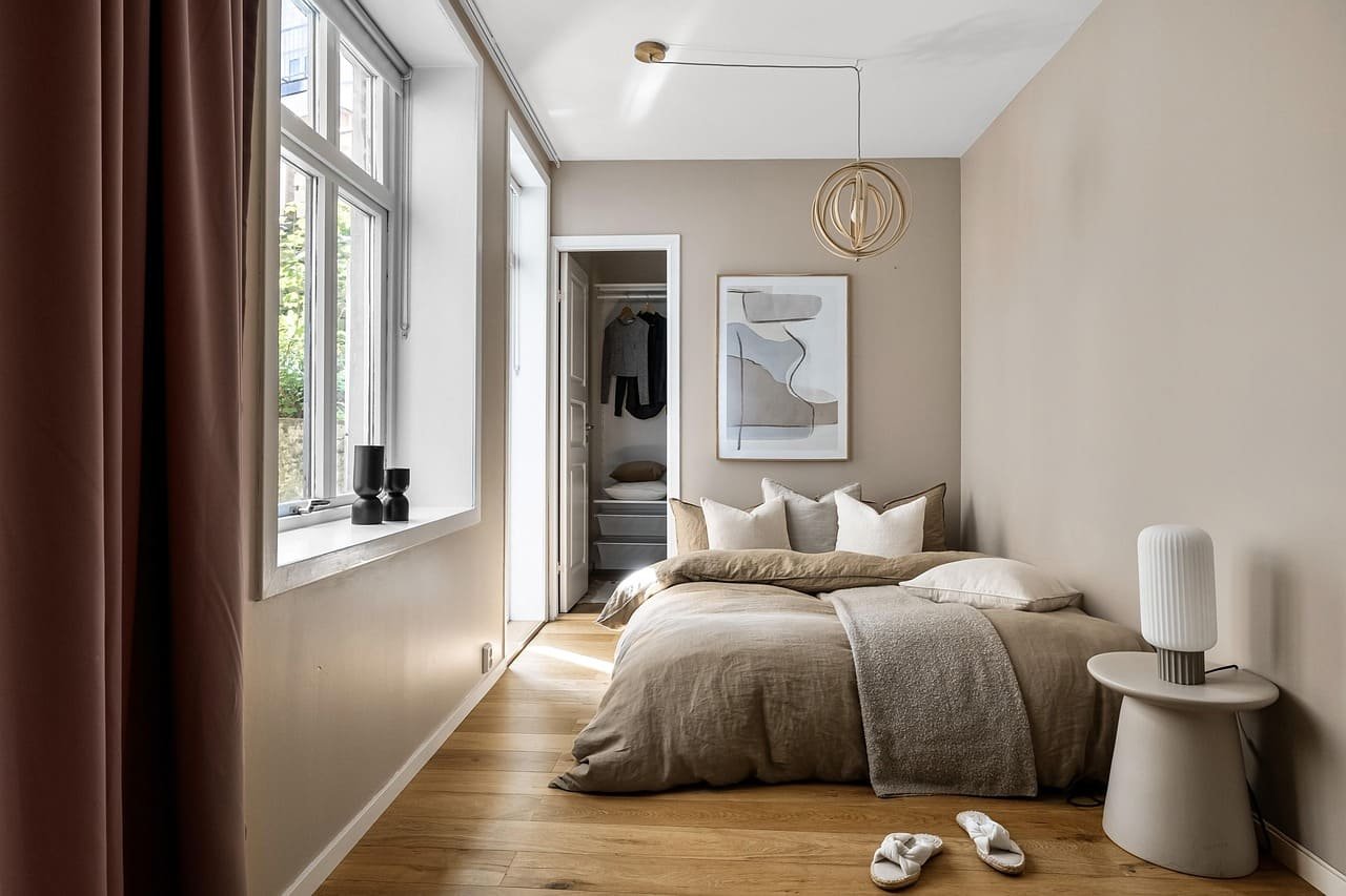 Recámara secundaria con vista hacia el exterior