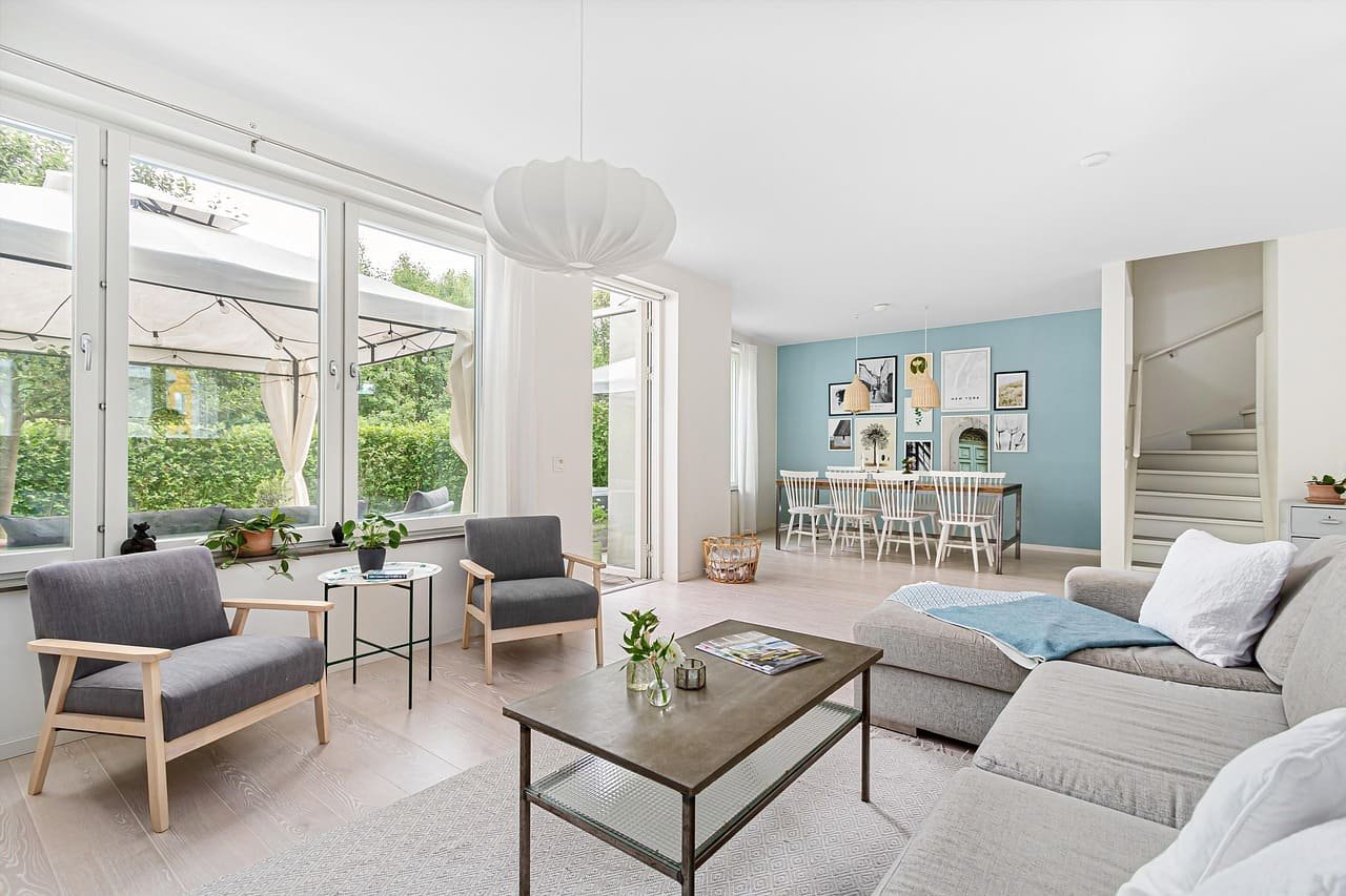 Área de convivencia con sofá cama y sillas