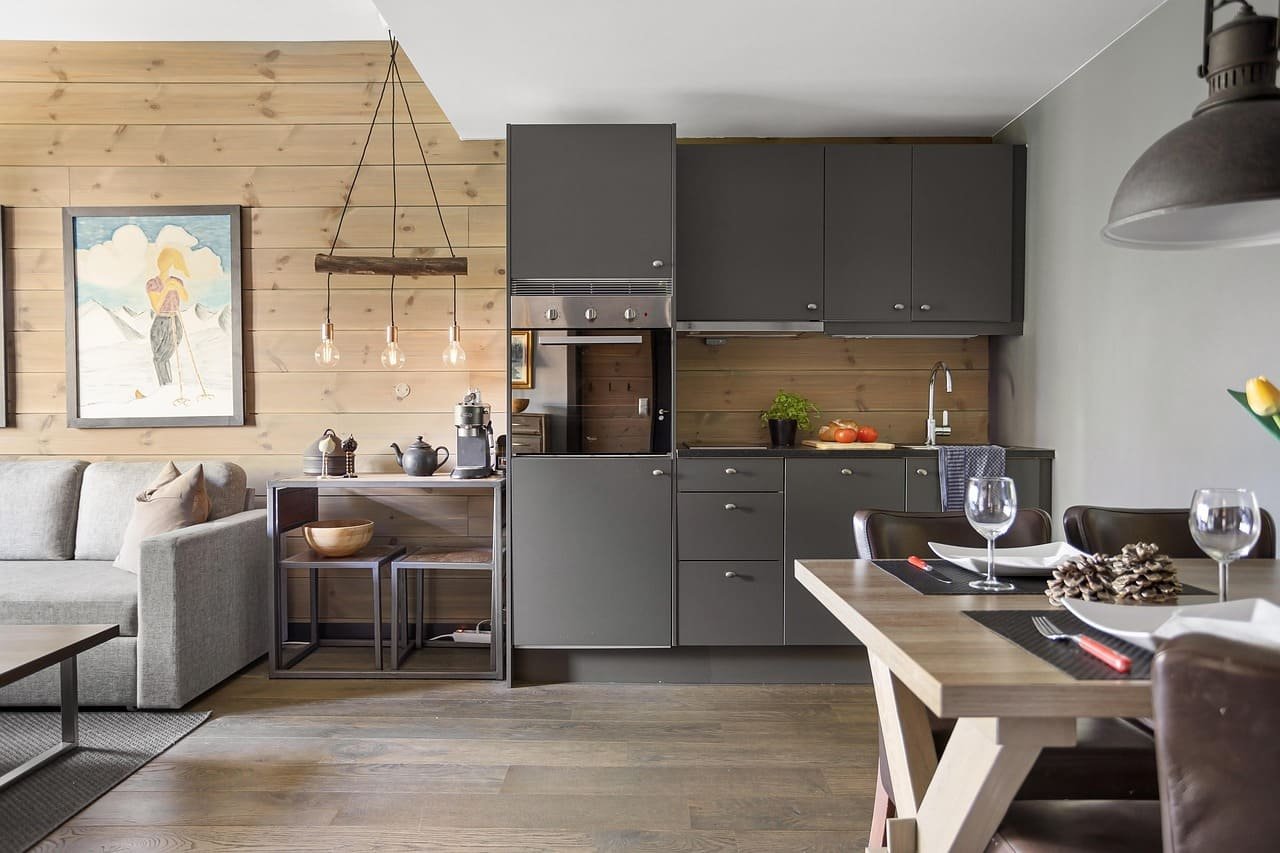 cocina integral abierta color gris con vista al comedor y sala de estar