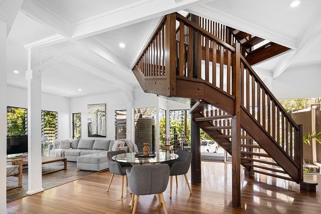 Sala con escaleras hacia el segundo piso de una casa de lujo