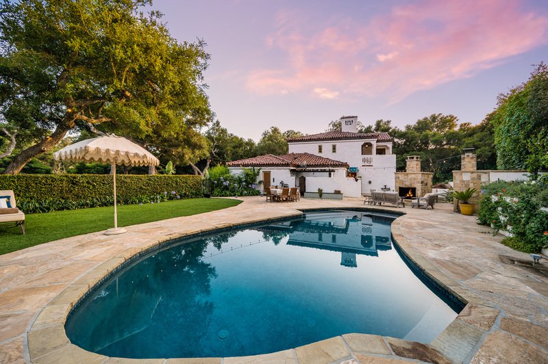 Alberca de jardin al frente de una casa grande