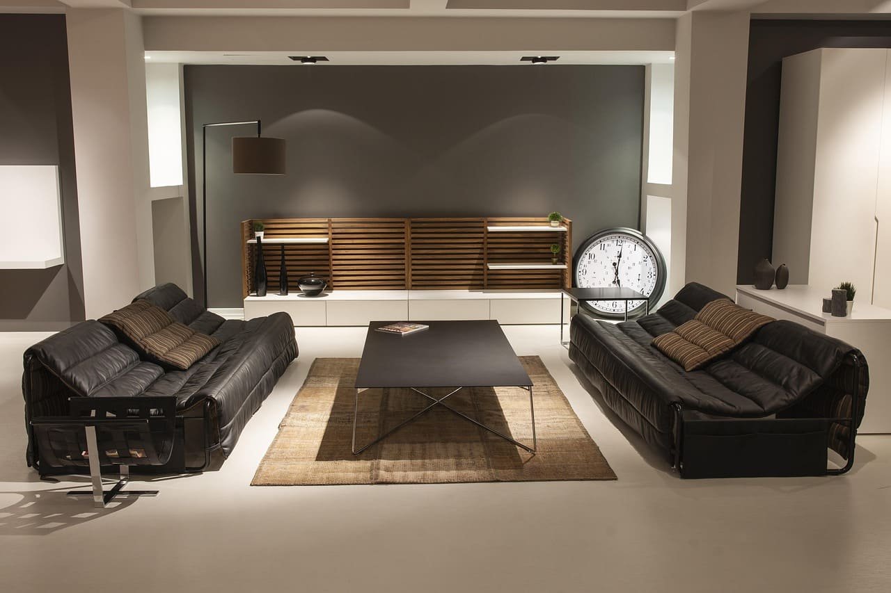 Sala de convivencia con espacios amplios y sillones de piel