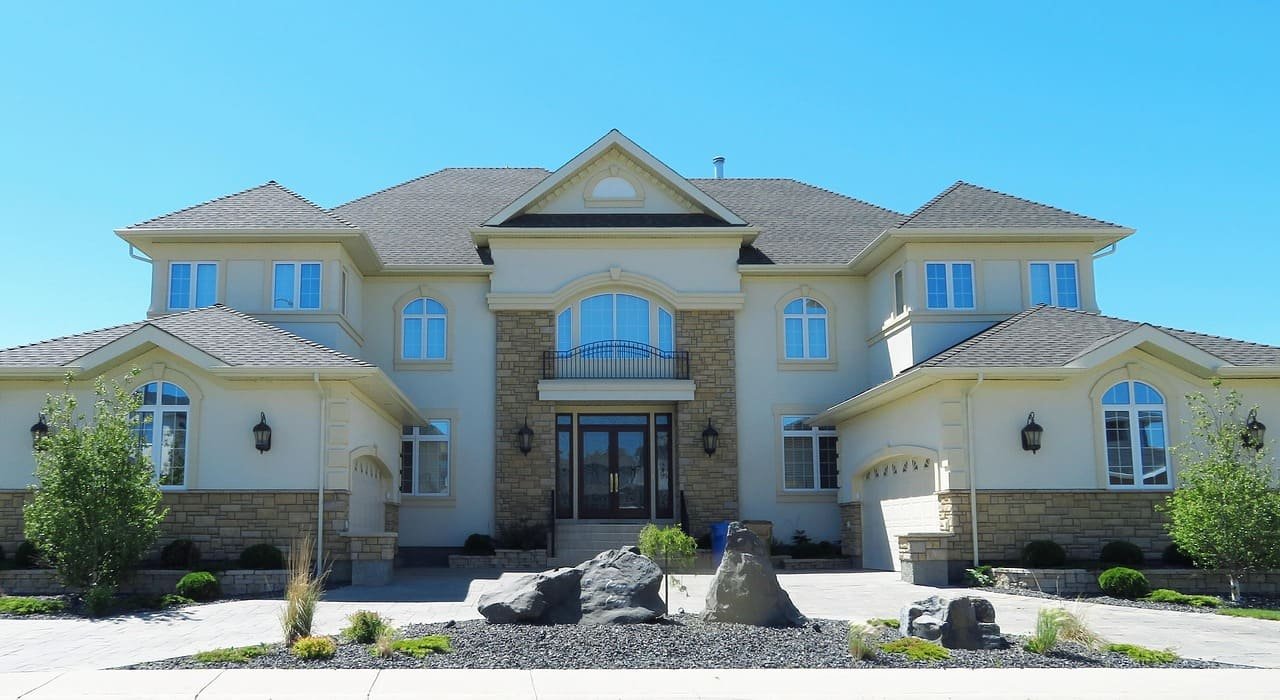 Casa de lujo en color blanco estilo victoriano