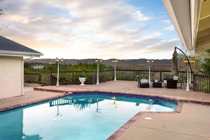 casa con patio trasero y alberca grande